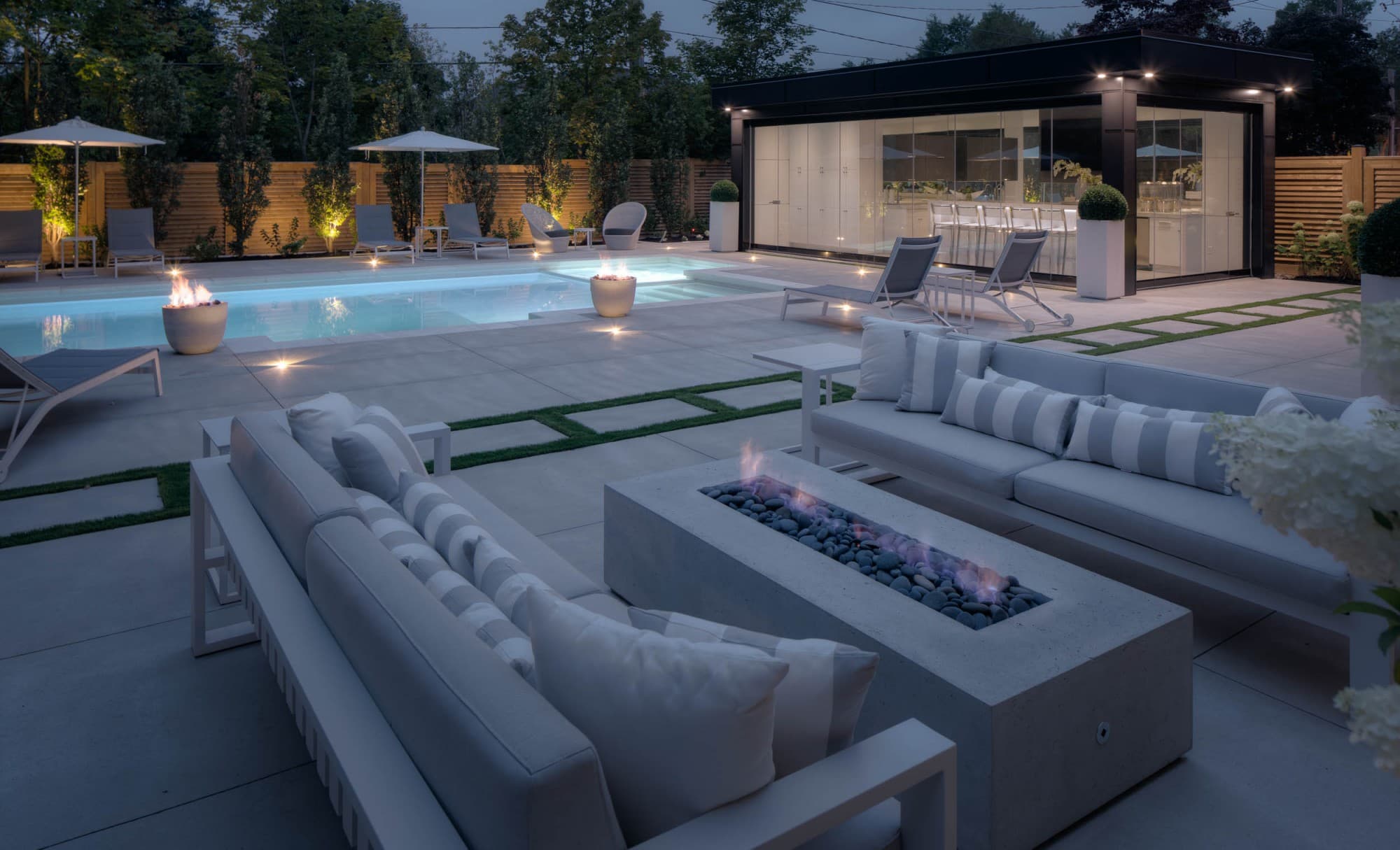 Pebble aggregate pool surface