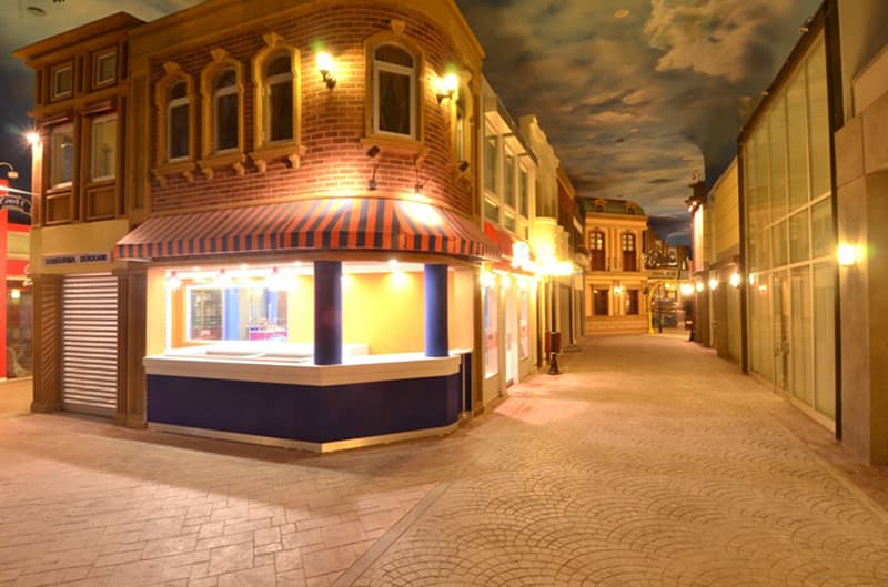 KidZania İstanbul iç mekan sokağı - Bomanite mimari beton